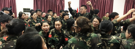 人生路，堅持方能成功，困難途中，攜手便是天堂！