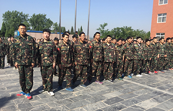 軍訓(xùn)現(xiàn)場，教官逐個檢查軍姿標(biāo)準(zhǔn)！