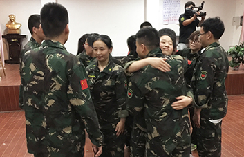 人生不易，要學(xué)會贊美他人！
